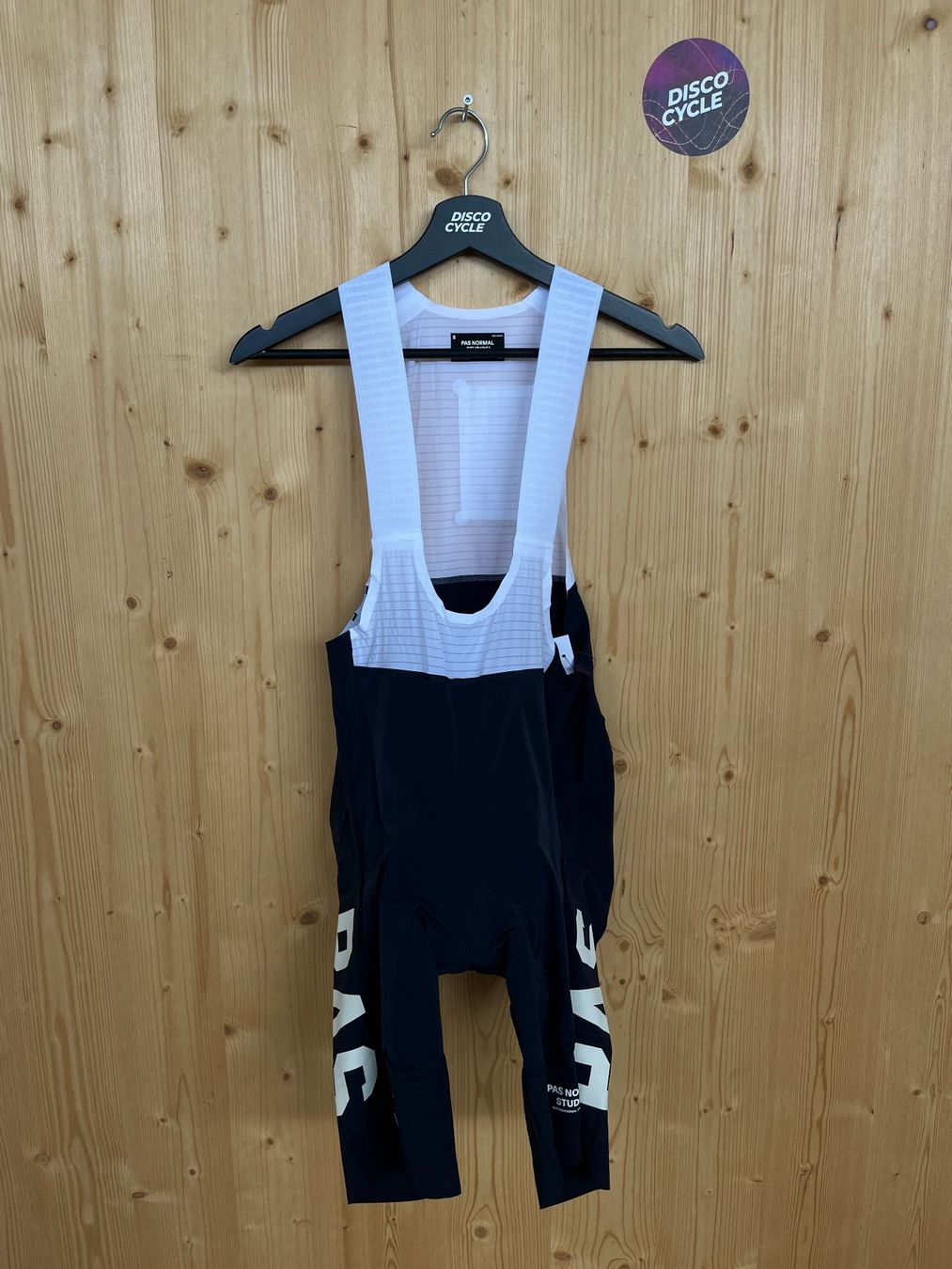 Pas Normal Studios Pantaloni: % Pas Normal Studios Men's PAS Mechanism Pro Bibs - S – Nuovo e nell'imballaggio originale da Bern venduto da Disco_Cycle