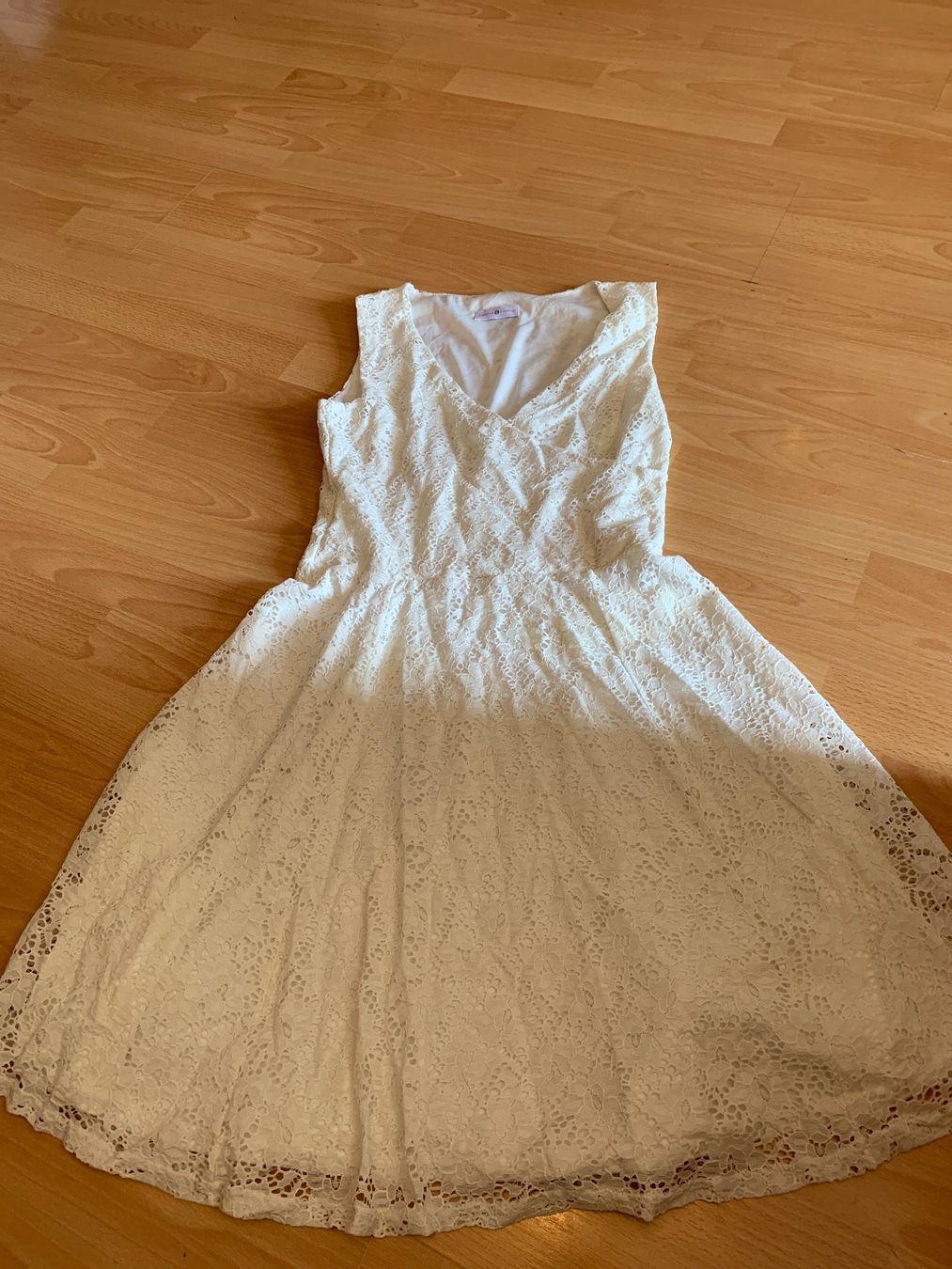 Kleider: Jolie robe blanche Cache Cache taille 38-40 – Gebraucht aus MEYRIN von Gwendo10