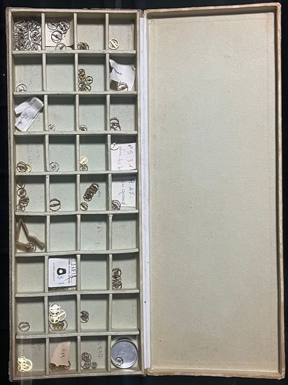 Boîte De Pièces Détachées Pour Montre (probablement Bulova 8AH, 6B0, 6AH) - Occasion - Lot Pour Horloger