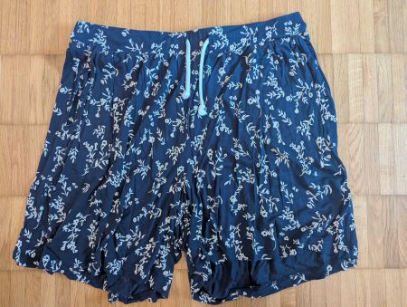 Kurze Hose bpc Grösse M Blumenmuster dunkelblau neuwertig