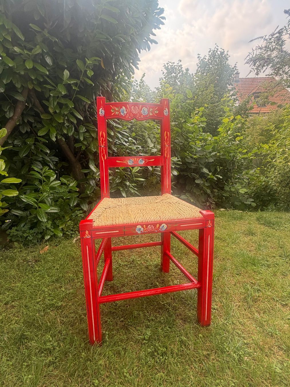 Stühle: 2 rote Stühle mit Blumenmuster Sitzfläche geflochten – Gebraucht aus Spreitenbach von aar_zs8f 1