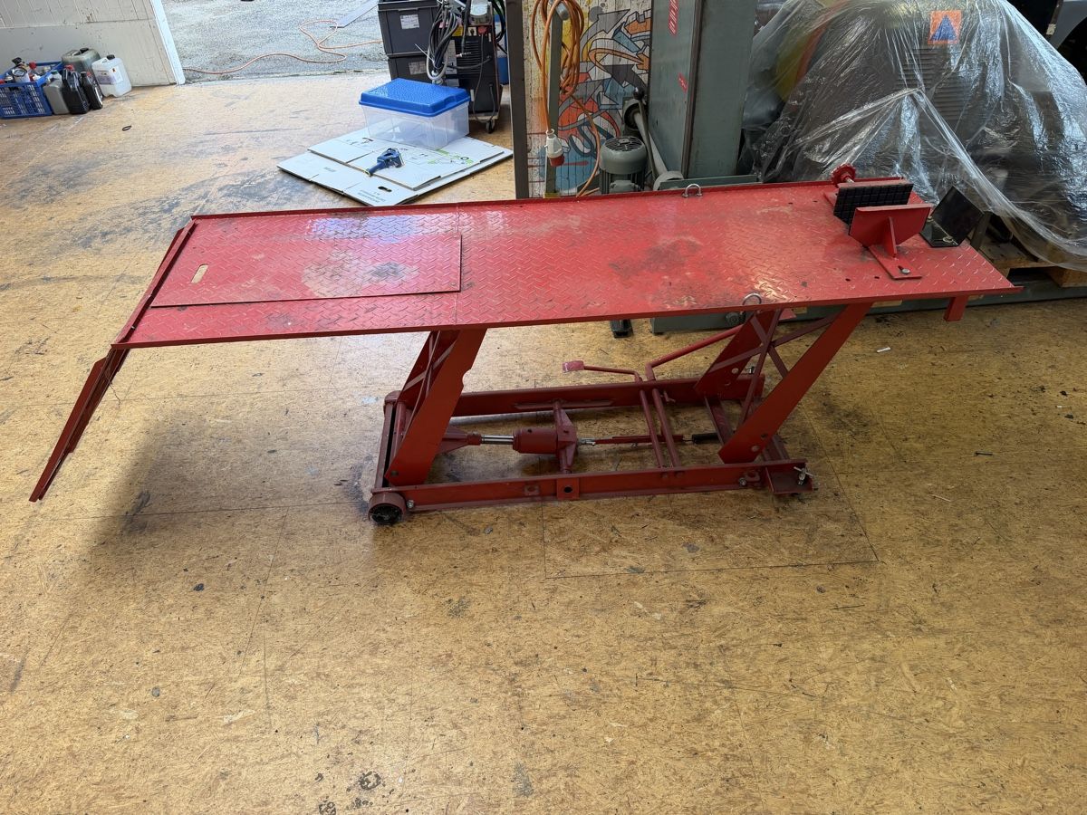 Hebebühnen: Manueller Motorradlift – Gebraucht aus Winkel von SchmidD