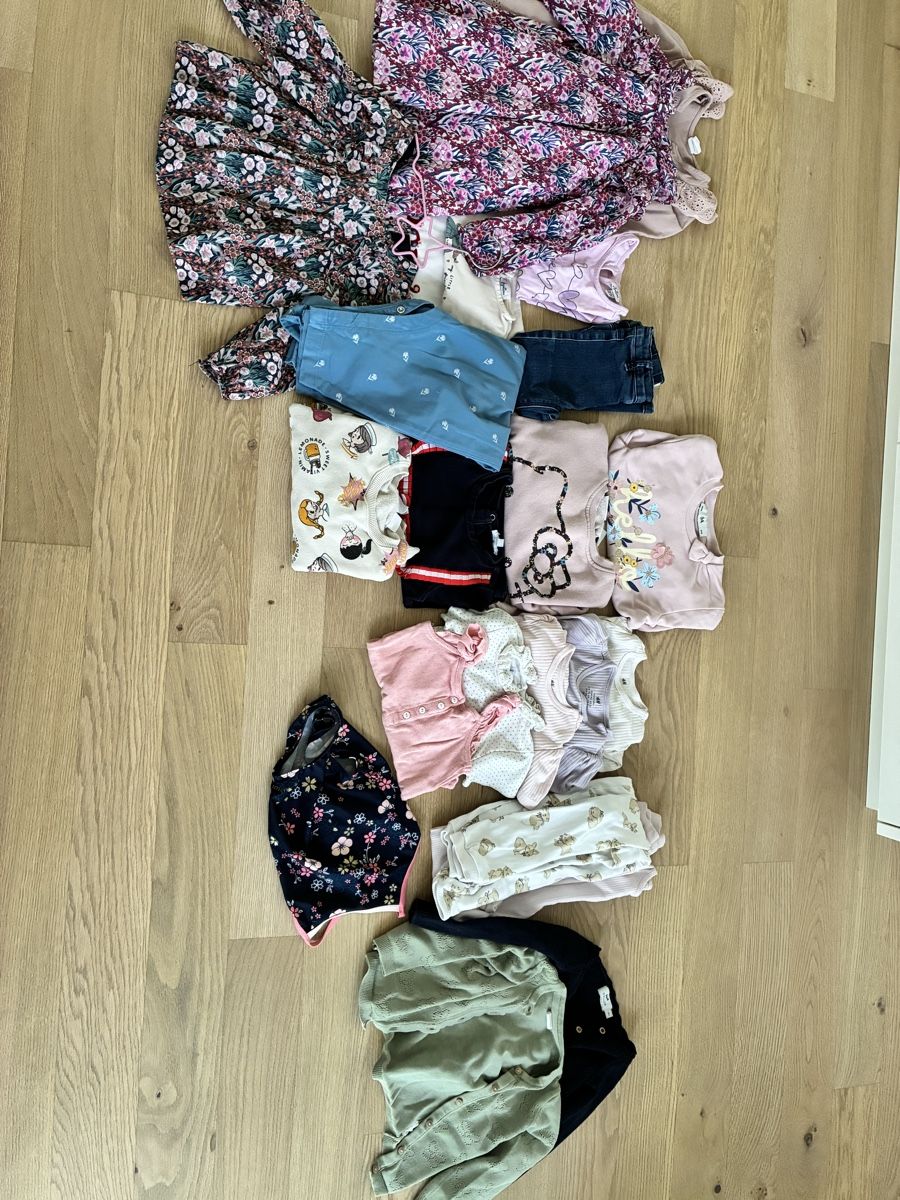 Kleiderpakete & -sets: Lots d habits filles 18-24 mois  – Gebraucht aus Veyrier von ben_dm5d 2