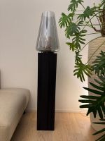 Glas-Windlicht auf quardratischem Eschenholz-Podest