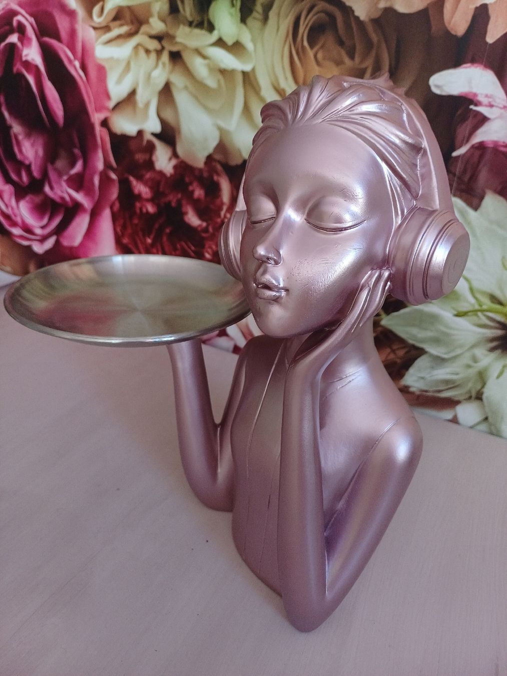 Alle Dekorationen: Dekorative Kopfhörer-Frauenfigur mit Tablett – Neu (gemäss Beschreibung) aus Nassen von verrueckt 1