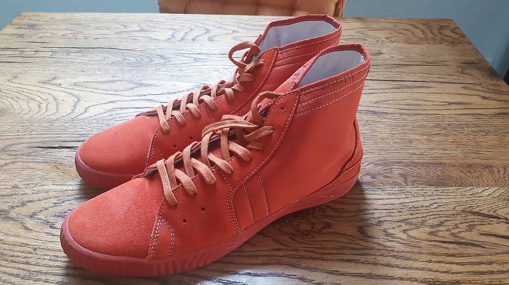 Chaussures hommes: Rote Sneakers – D'occasion à Madiswil par Kwon02