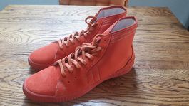 Rote Sneakers