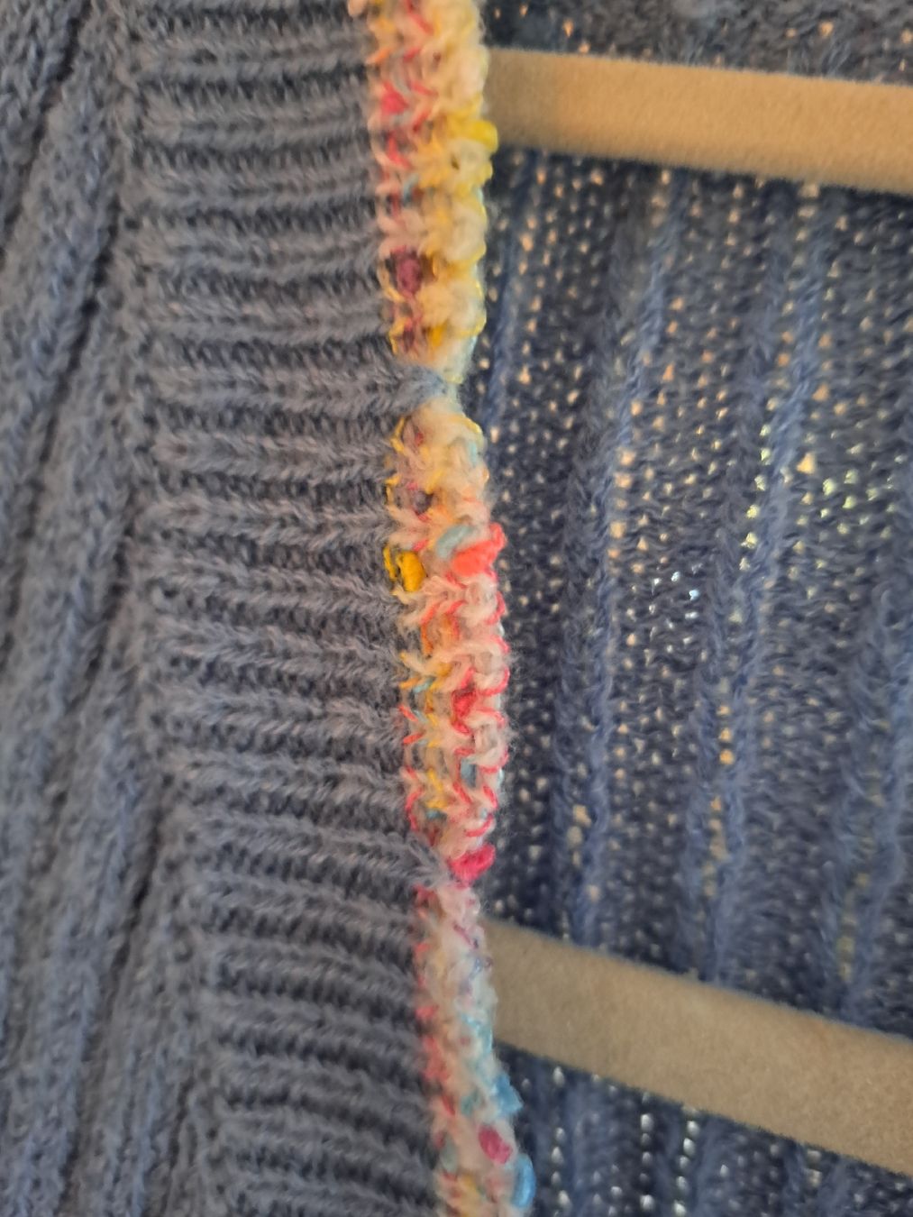 Giacche: Hellblaue Strickjacke mit bunten Details, Gr. S – Usato da Näfels venduto da Featherfashion 1