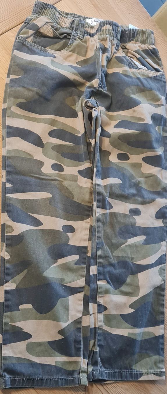 Pantaloni: Hosen 2 Stk. GR. 140 – Usato da Beinwil Freiamt venduto da tafa8 5