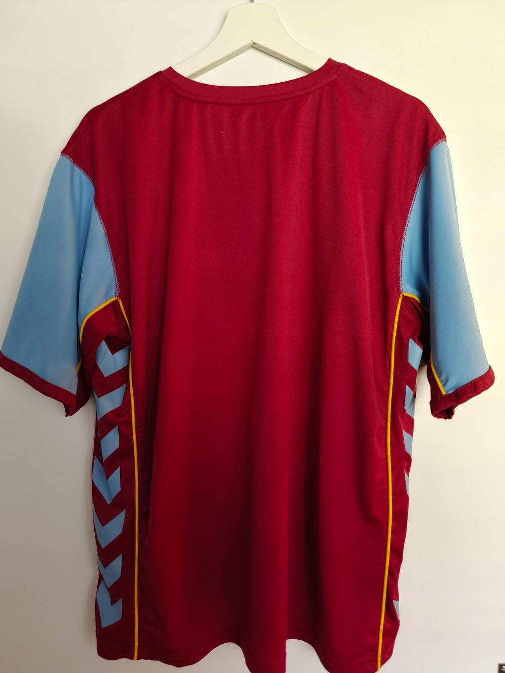 Hummel Leibchen & Hosen: Aston Villa Home 04/05 Hummel L – Gebraucht aus Konolfingen von Spoera 1