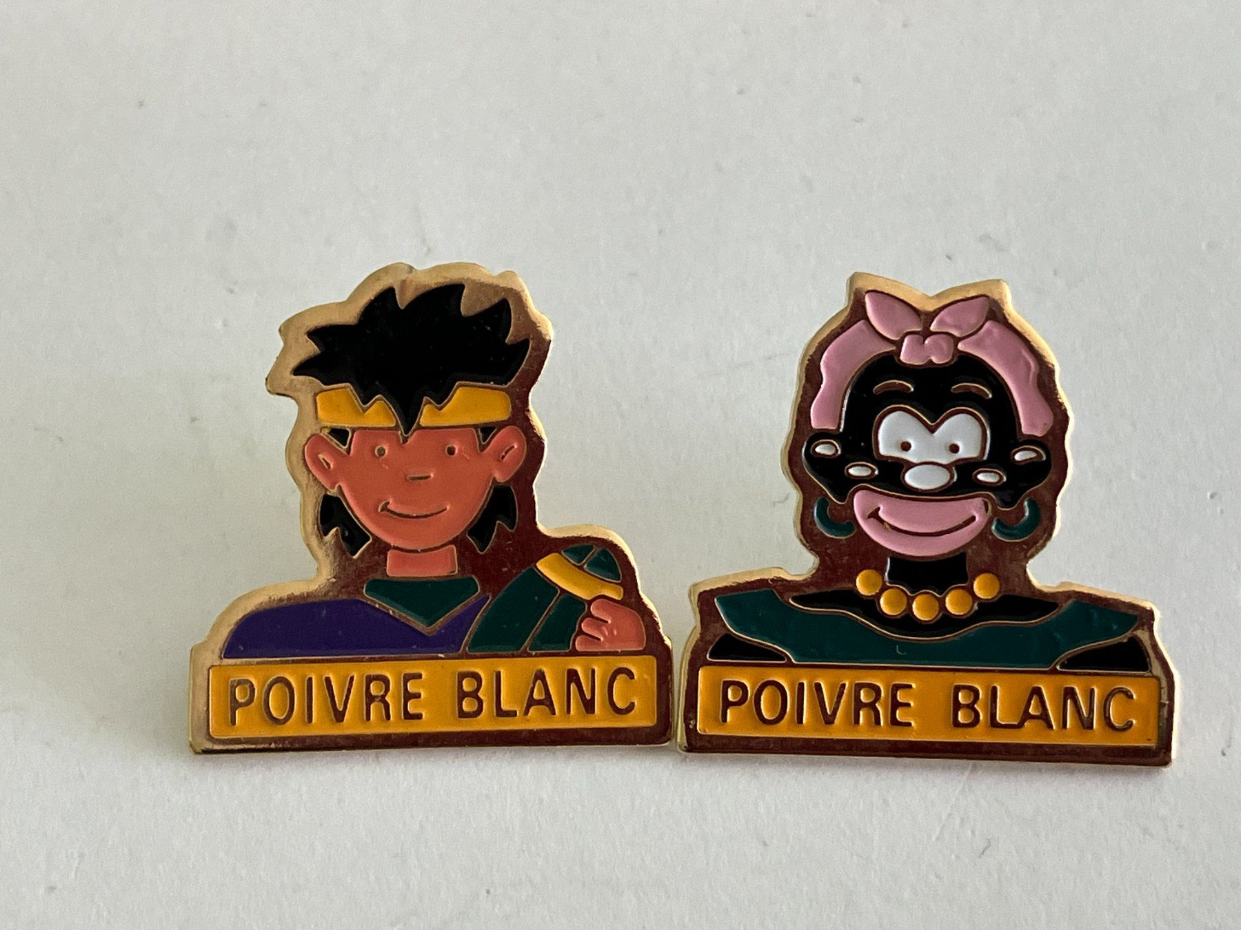 Placchette & Badge: 2 Pin Poivre Blanc – Usato da Basel venduto da djwwpp