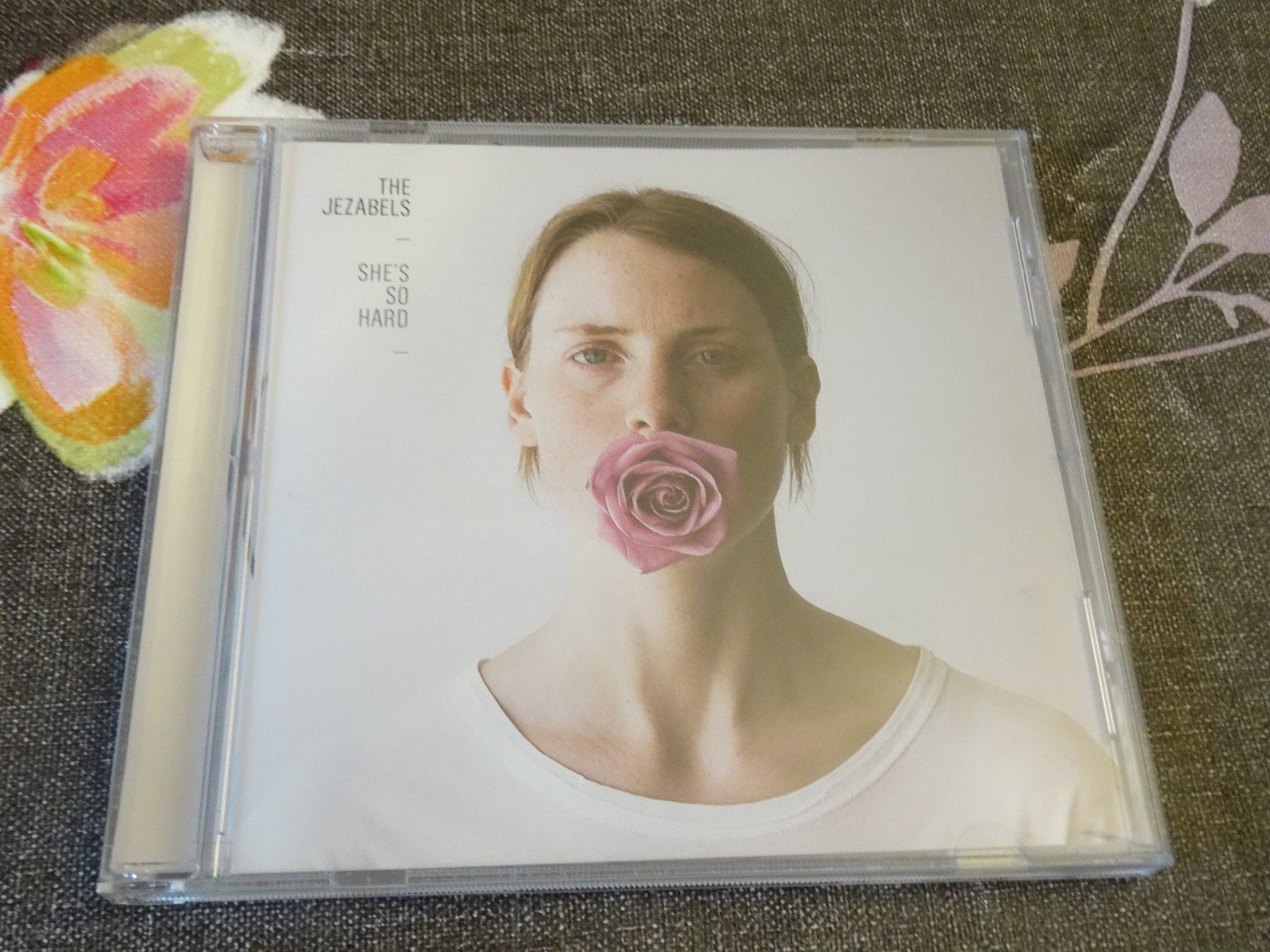 CD: The Jezabels - She's so hard CD – Usato da Olten venduto da Disc-Ausverkauf