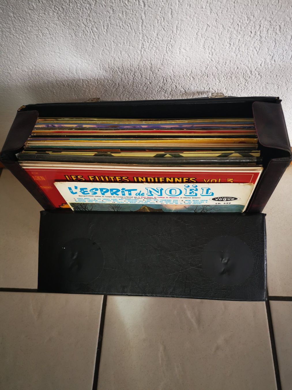 Dischi in vinile: Mallette 27 Vinyles LPs divers artistes – Usato da Courtepin venduto da mara_1808