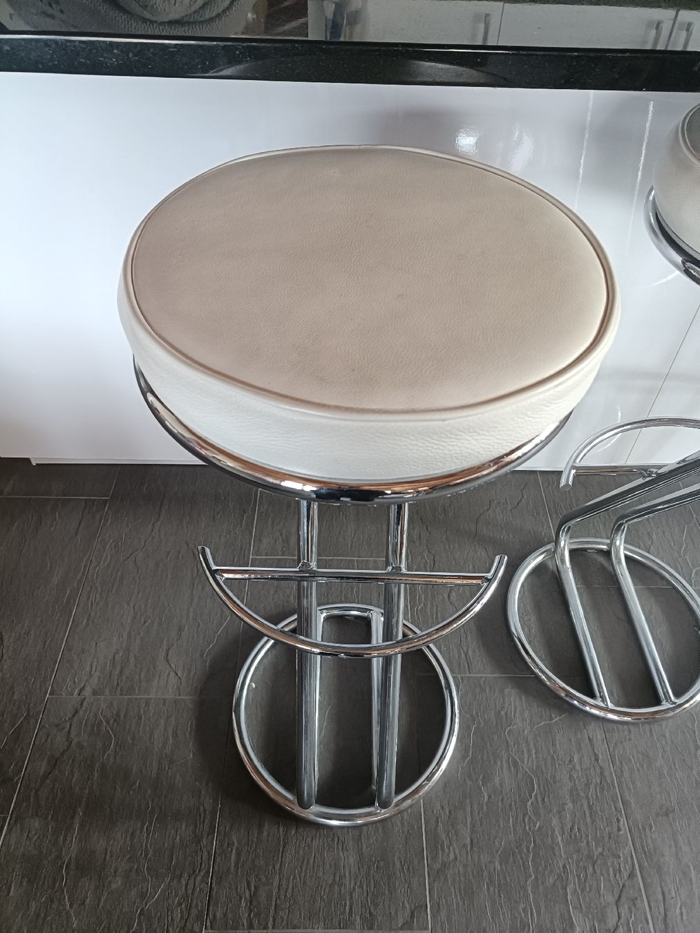 Hocker: Barhocker 3er Set Chrom silber weiss Leder – Gebraucht aus Leissigen von Gertsch_ 1