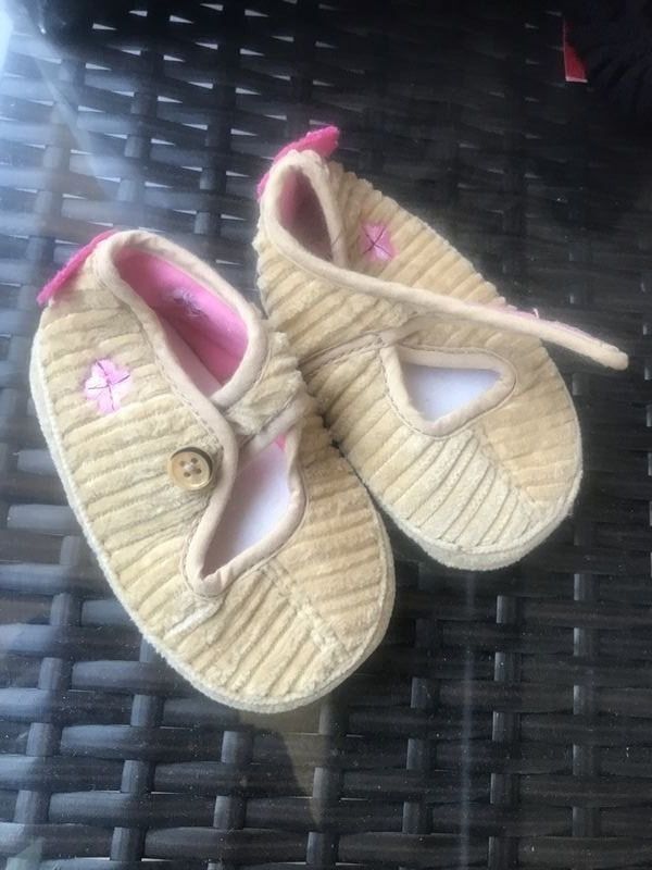 Scarpe per ragazze: Mädchen Hausschuhe 18 Krabbelschuhe – Usato da Bergdietikon venduto da antovale