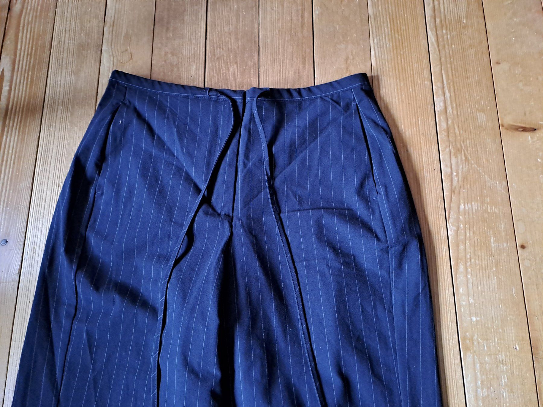 Mango Pantaloni: Nadelstreifenhose Mango Gr.M navy – Usato da Engelberg venduto da ollinseaotter 3