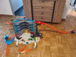 Hot Wheels Parkhaus mit Haifisch & Rampen