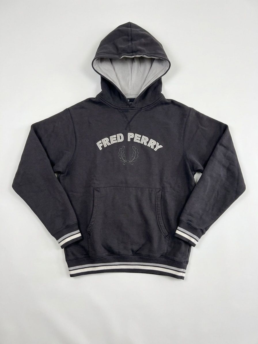 Fred Perry Pullover & Sweatshirts: Fred Perry Vintage Hoodie Kapuzenpullover – Gebraucht aus Vionnaz von b_f_d_r_g