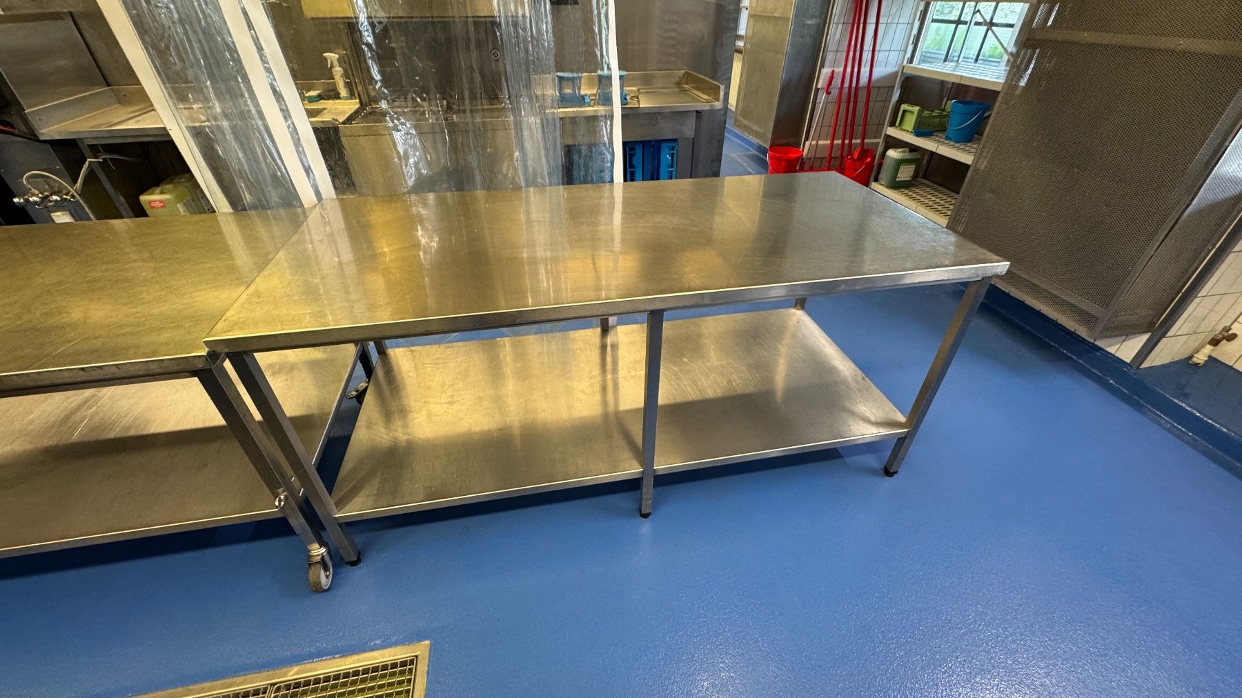 Tavoli: CNS Gastro Arbeitstisch mit Ablage – Usato da Zürich venduto da Freddyboy