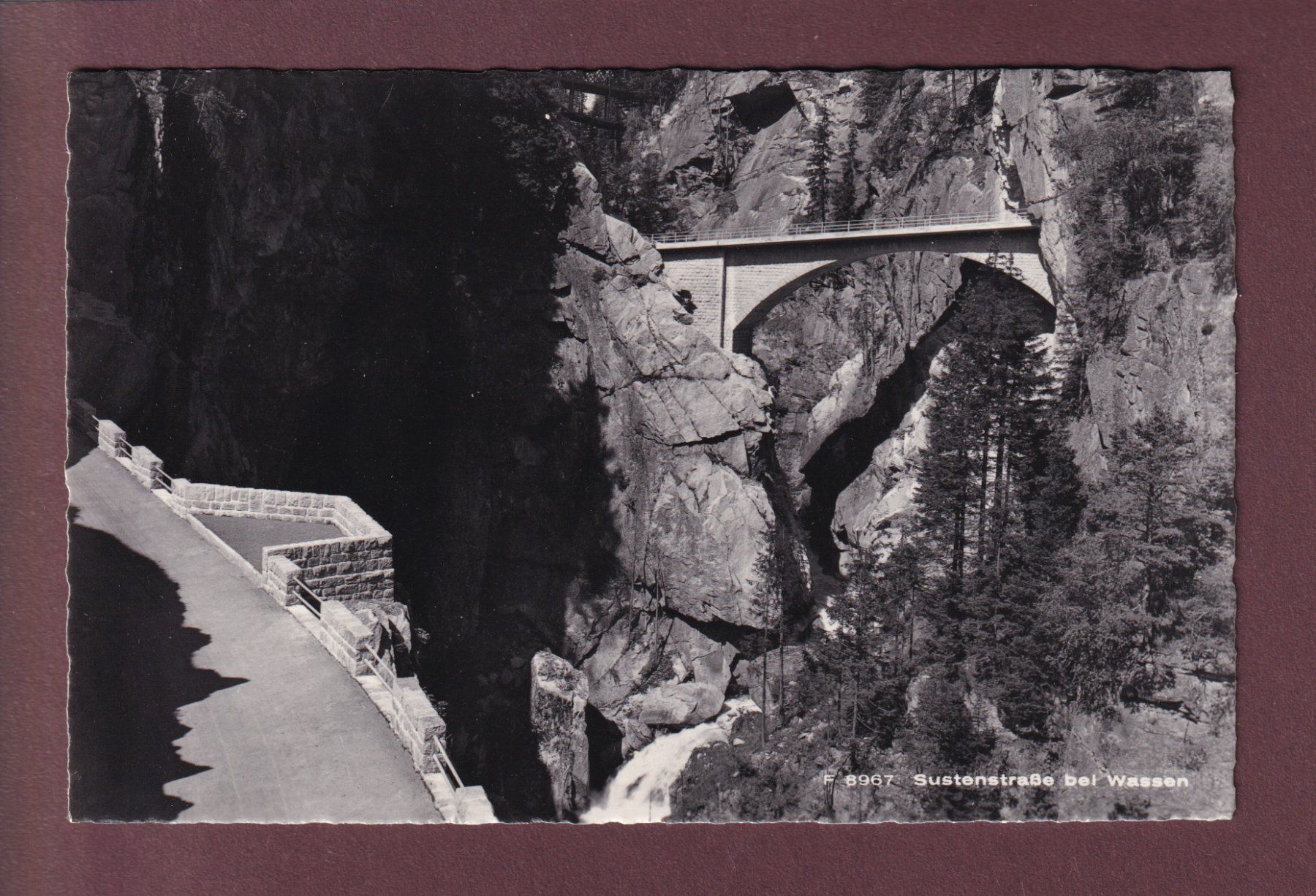Cartoline postali: SUSTENSTRASSE bei Wassen – Usato da Pully venduto da nicecards