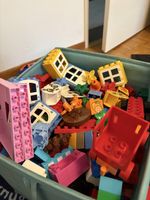 une grande boîte de Lego Duplo