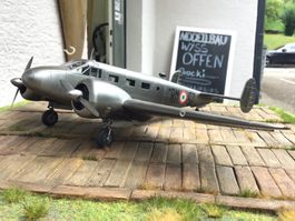 Flugzeugmodell 1:48 Beecraft Twin aus Meisterhand