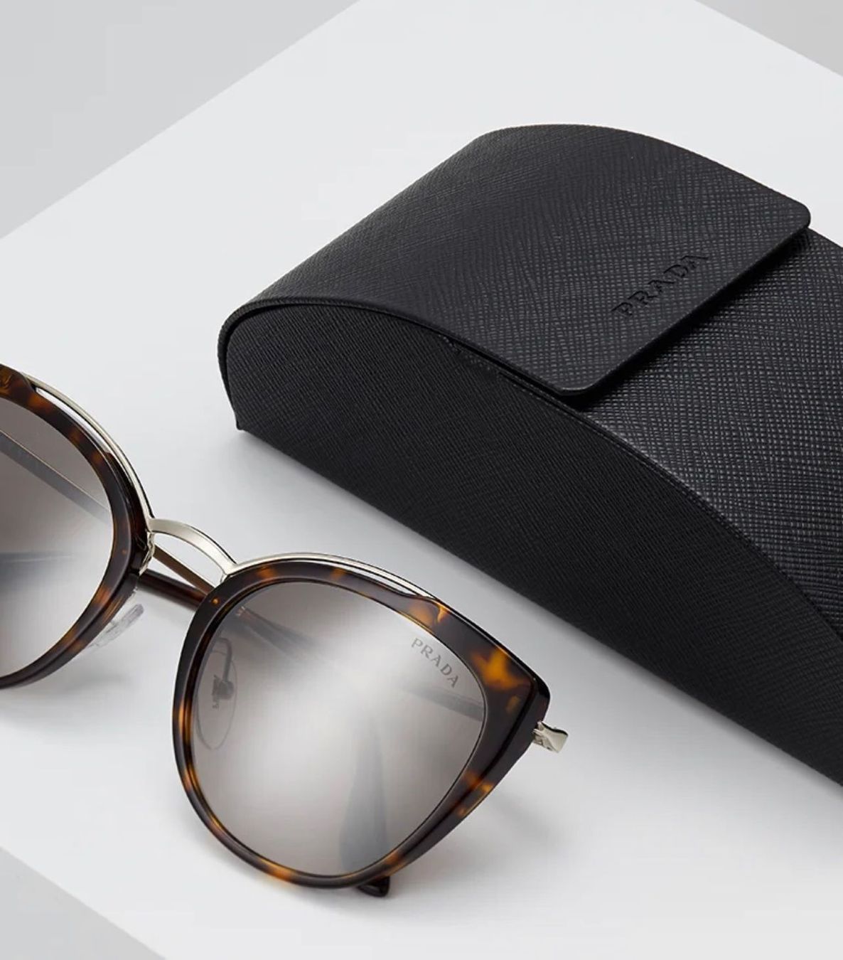 Prada Occhiali & Lenti: Prada Damen Sonnenbrille – Nuovo e nell'imballaggio originale da Oberaach venduto da Dandy2021 2
