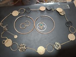 Lot bijoux divers boucles et collier 