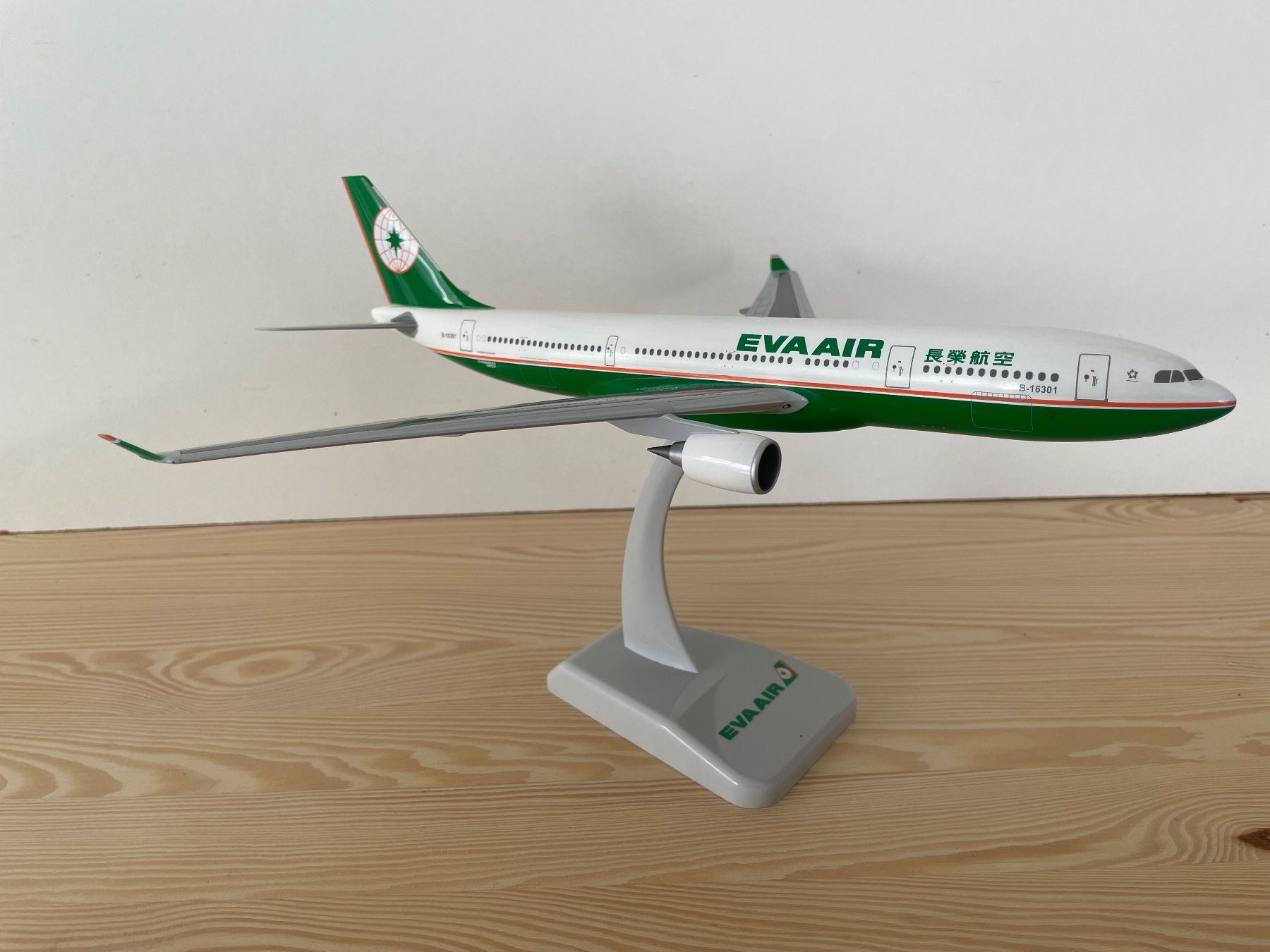 Airbus Kit di modellismo & Modellini statici: A330-200 Eva Air 1:200 – Nuovo e nell'imballaggio originale da Hinwil venduto da Yamracer 2