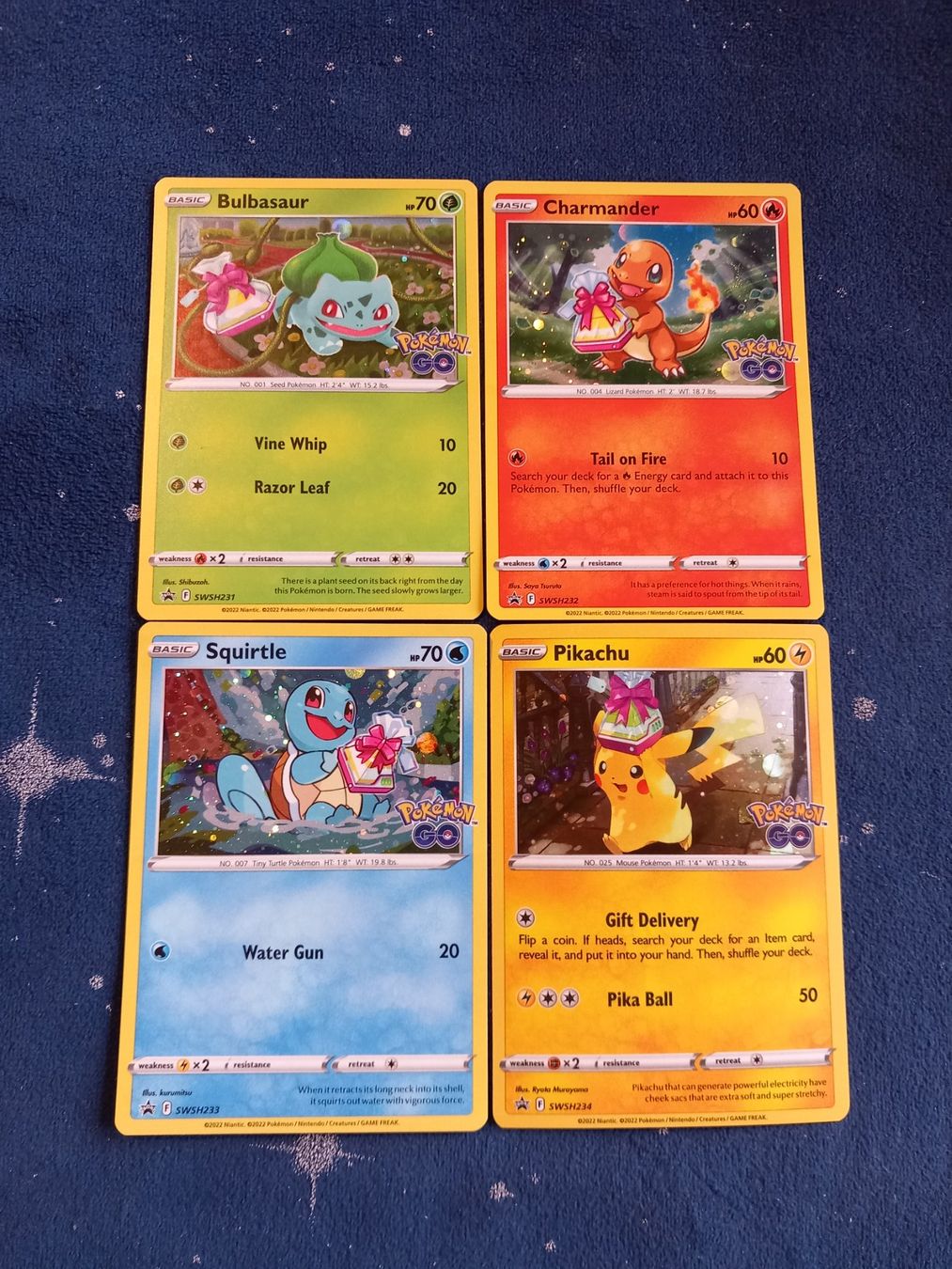 Pokémon Carte collezionabili: HOLO Set Bulbasaur/Charmander/Squirtle/Pikachu Gift/Geschenk – Nuovo (secondo la descrizione) da Hinterfultigen venduto da Marcel2112