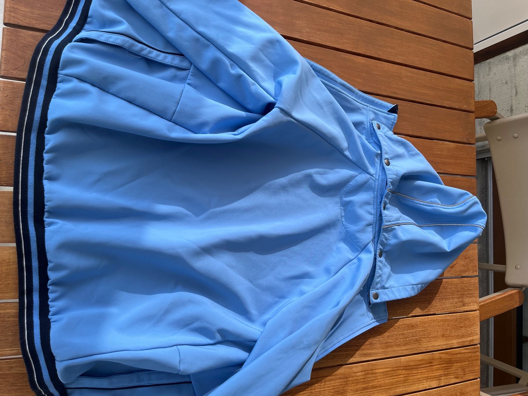 Giacche & Cappotti: Softshelljacke hellblau mit Kapuze, Grösse L – Usato da Meggen venduto da Sternenhi7 2