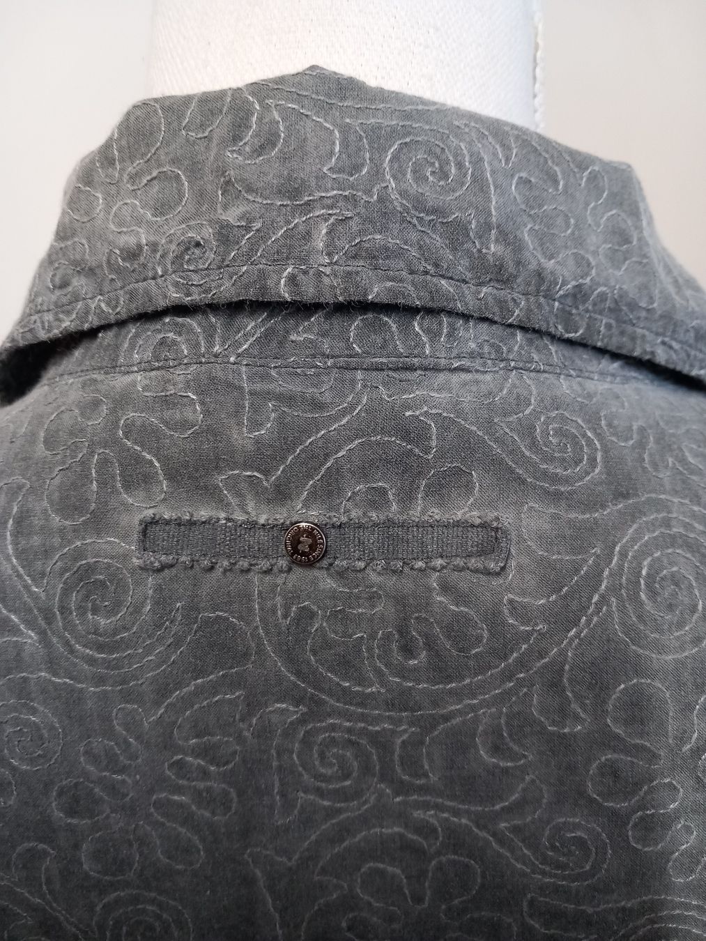 Nile Chemisiers: NILE Bluse Gr.M, Baumwolle, Muster gestickt, grau – D'occasion à Gwatt (Thun) par umwelt-brocki 3