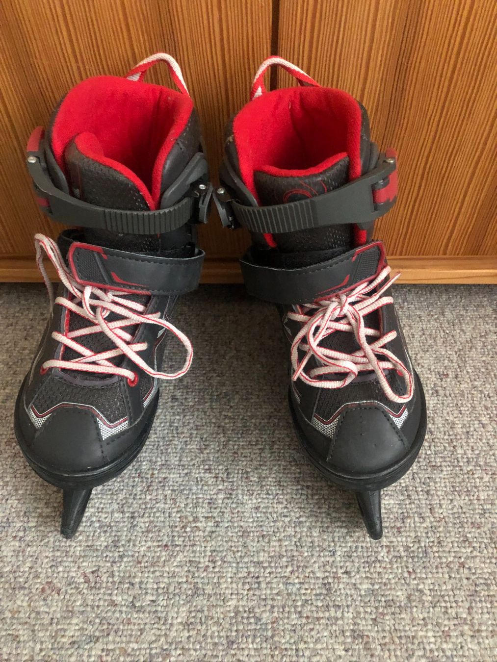 Oxelo Pattini da ghiaccio: Schlittschuhe Oxelo Gr. 32 -35 – Usato da Bassersdorf venduto da sammelfloh