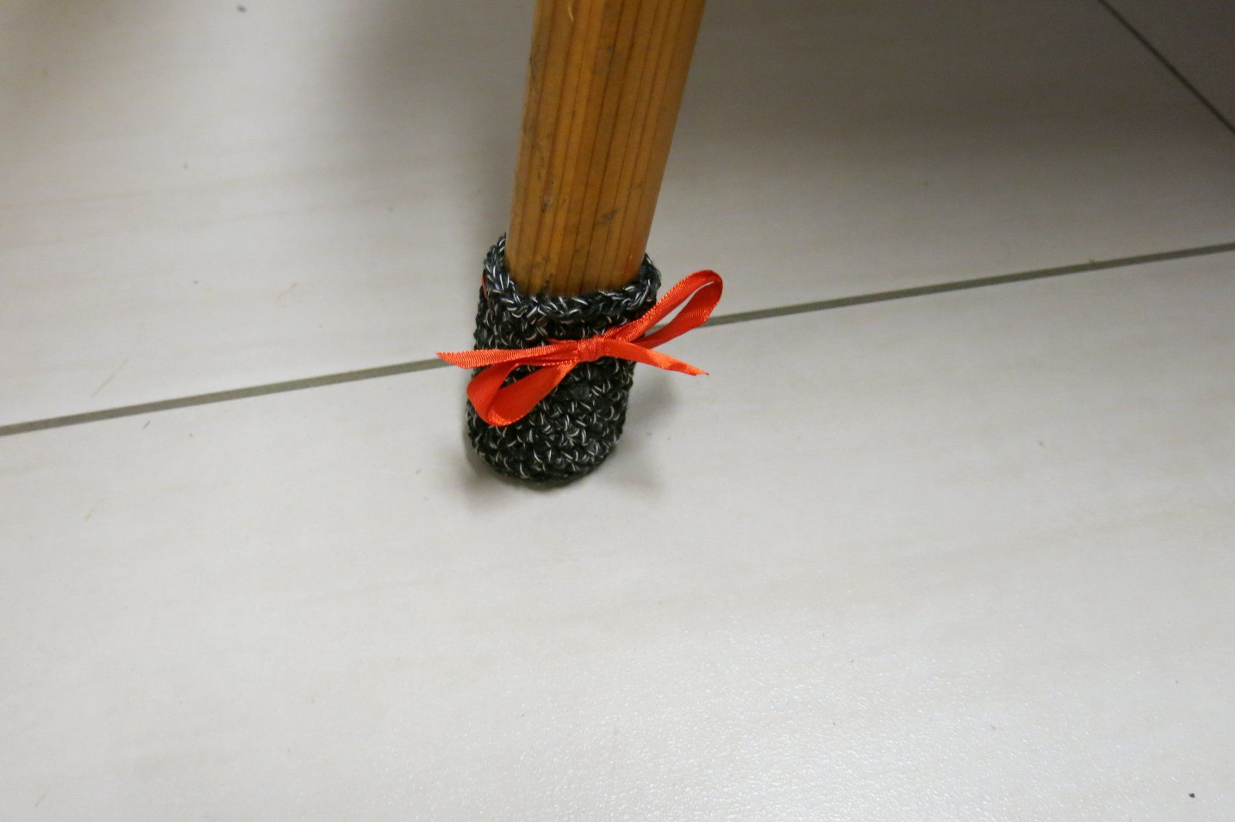 Tutte le decorazioni: Stuhlsocken / 1 Set = 4 Stück / gehäkelt – Nuovo (secondo la descrizione) da Schaffhausen venduto da Espressoo7 2