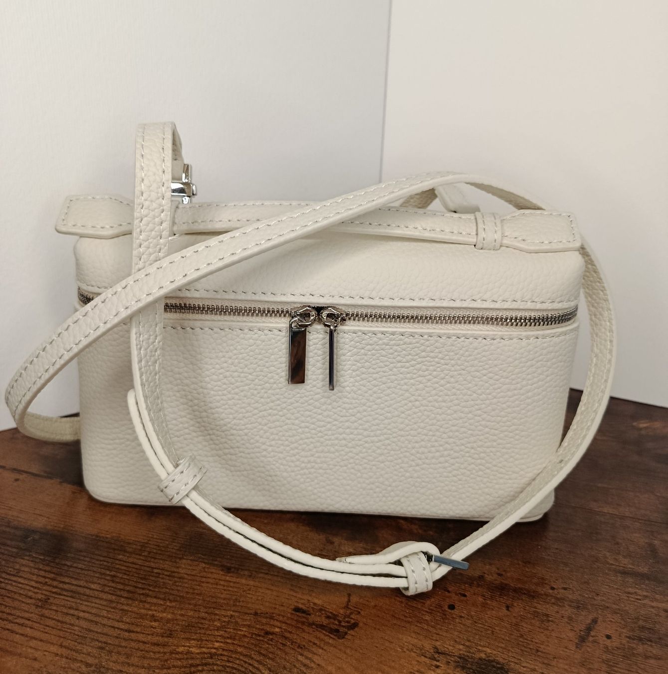 Borse da donna: Mendy Cross-Body Ledertasche Milk – Nuovo e nell'imballaggio originale da Weiach venduto da sim_8s27 4