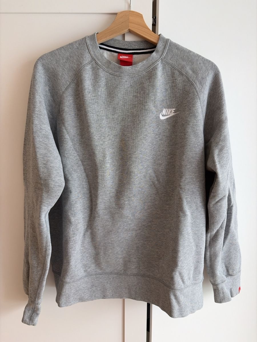 Nike Pulls & Sweat-shirts: Nike Sweatshirt grau – D'occasion à Zürich par Vittelo