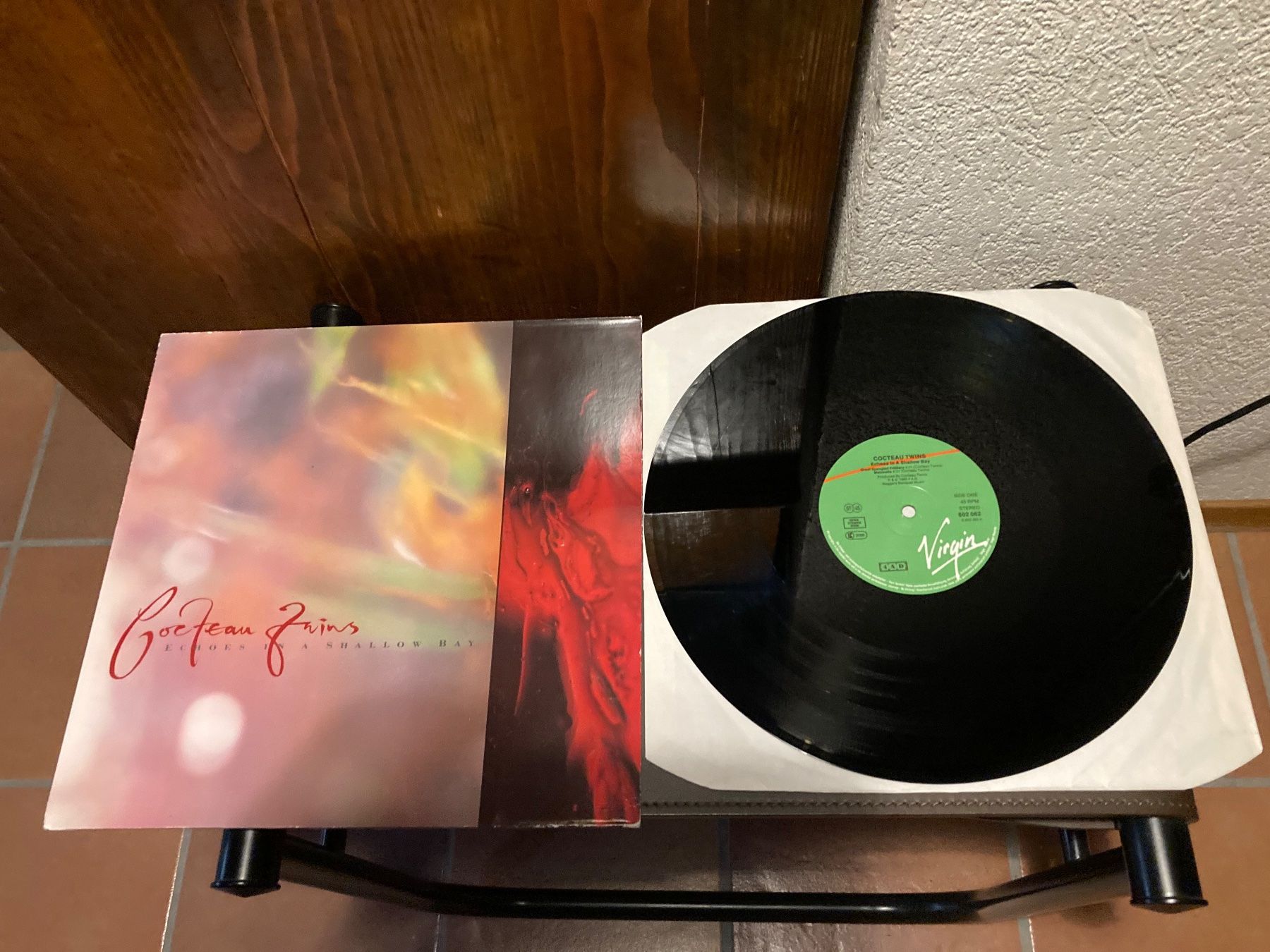 Dischi in vinile: Cocteau Twins - Echoes In A Shallow Bay (12") – Usato da Fribourg venduto da Karushi