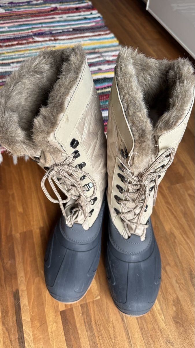 Damenschuhe: Winterstiefel  – Neu (gemäss Beschreibung) aus Buochs von DenisePfiffner