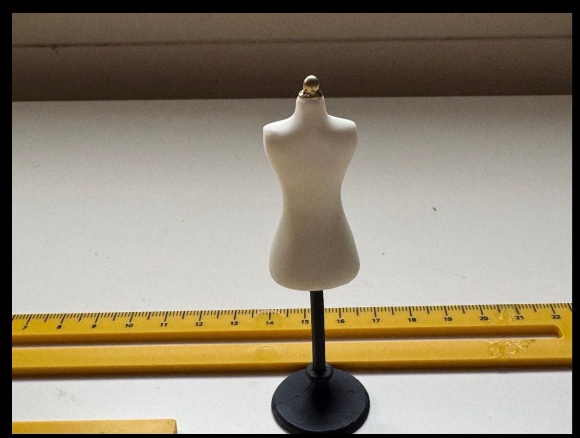 Case e mobili per bambole: Schneiderpuppe Kunststoff klein Puppenhaus – Usato da Grabs venduto da Puppestuebli 1