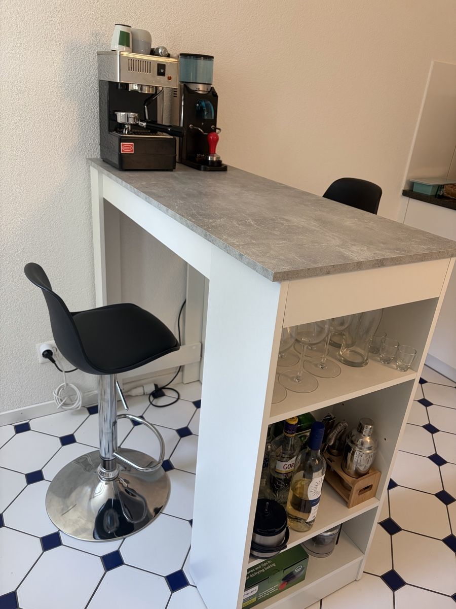 Tables: Stehtisch mit 2 Barhockern – D'occasion à Zürich par ale_mjb2