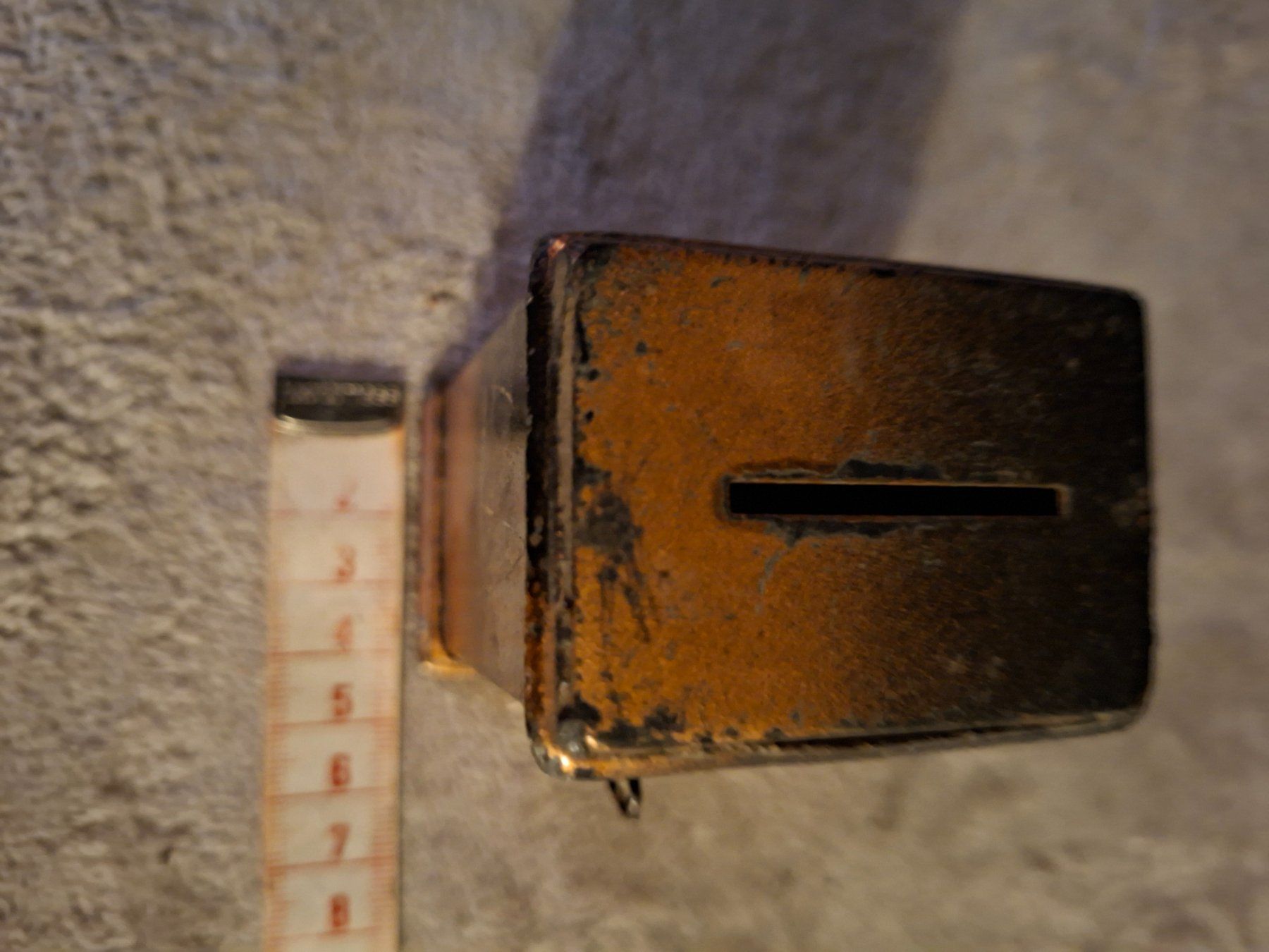 Case e mobili per bambole: Antiker Puppenstubenmöbel Tresor oder Spardose Metall – Usato da Otelfingen venduto da silver-moon 6