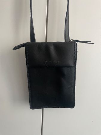 Schwarze, kleine Tasche aus Rindsleder, neuwertig