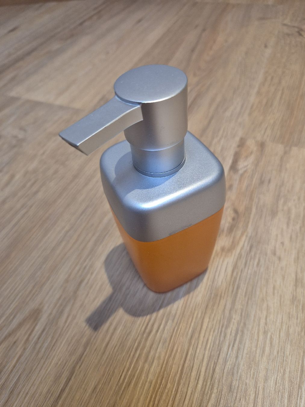Duschen: Seifenspender orange silber – Gebraucht aus St. Gallen von ali_tms5