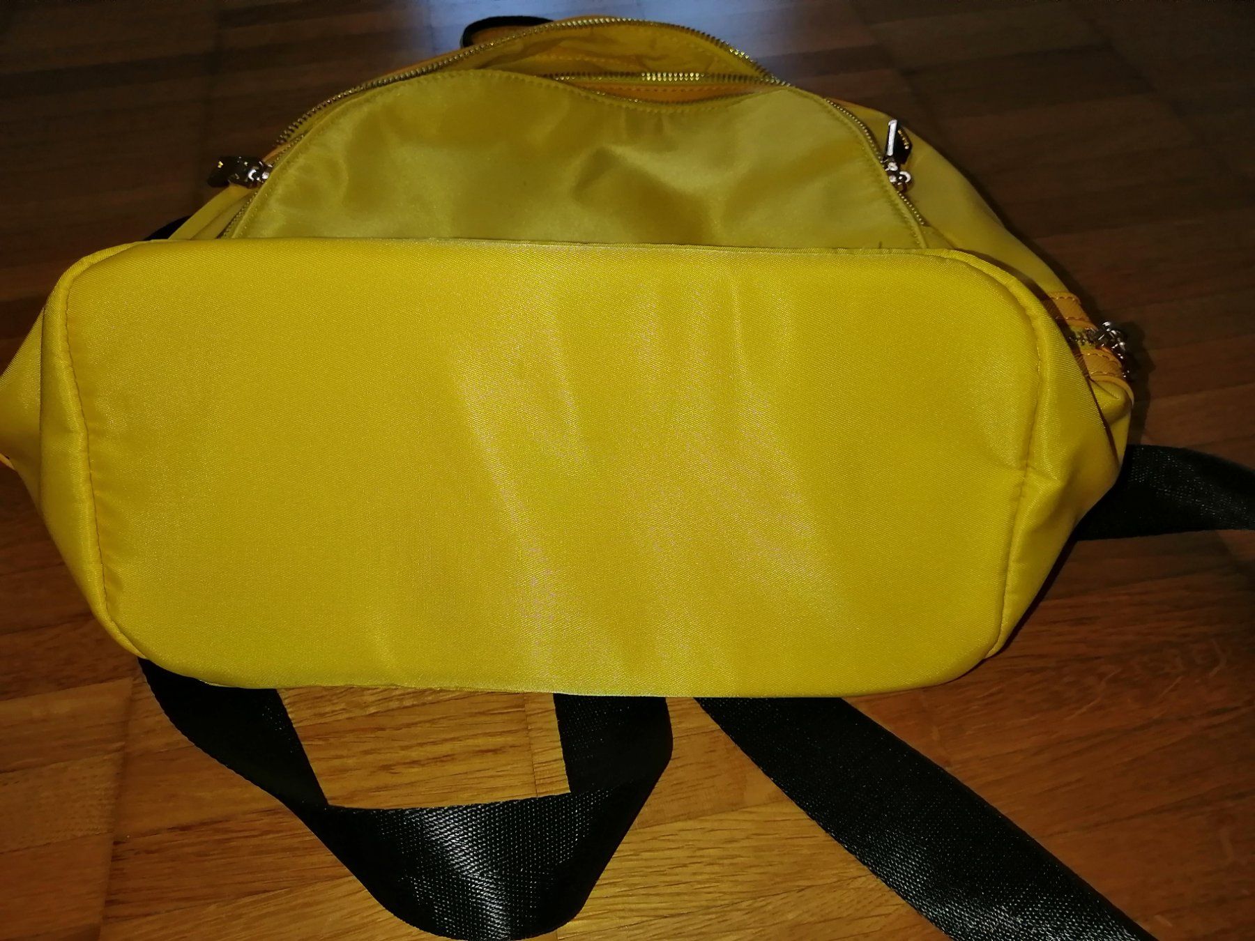 Zaini: Damen Rucksack Sonnengelb / schwarz – Usato da Uster venduto da zebralino 1