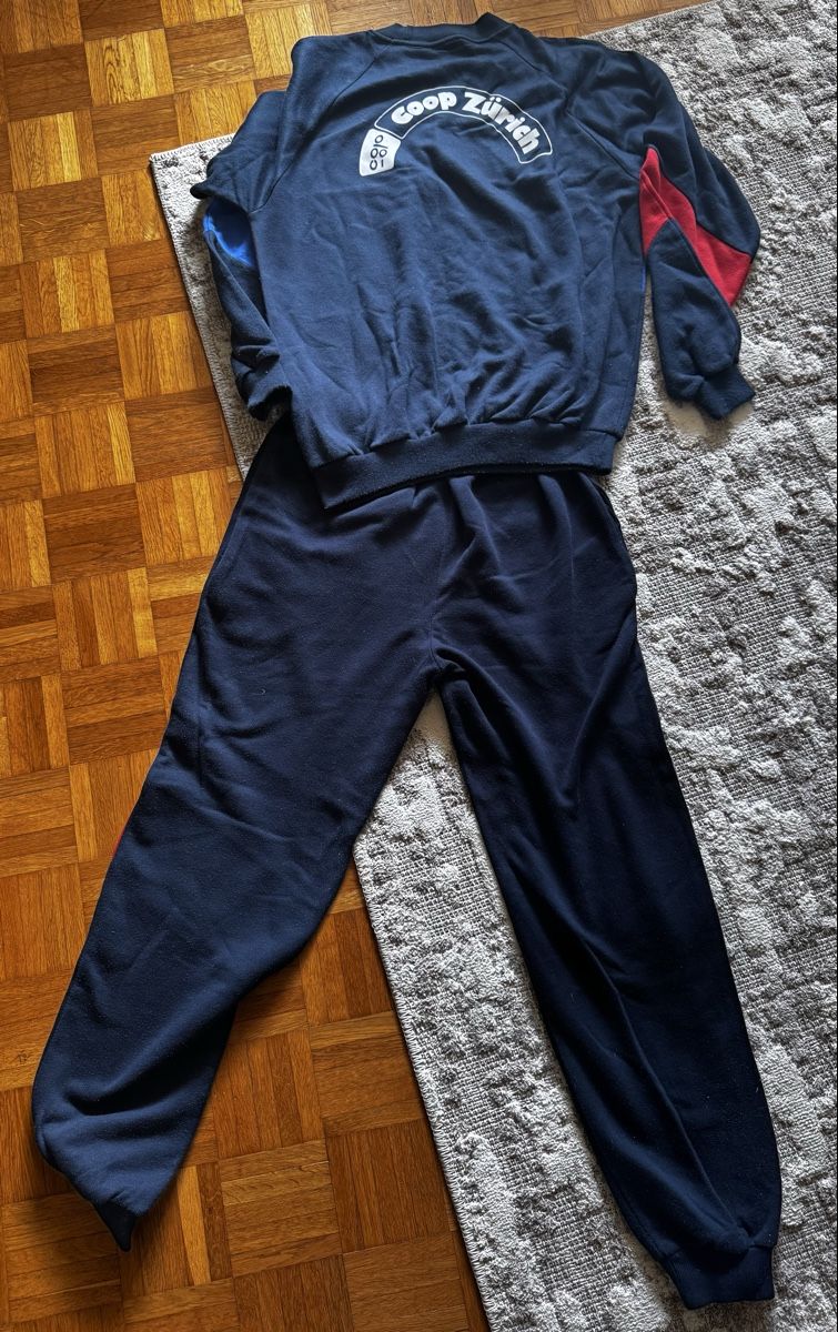 Lotti di vestiti: EHC Kloten Trainerjacke + Hose + Aufnäher – Nuovo (secondo la descrizione) da Kloten venduto da Chailds 2