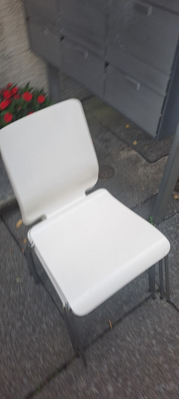 Chaises: 4 weisse Stühle – D'occasion à Liebefeld par Robot.exe 1