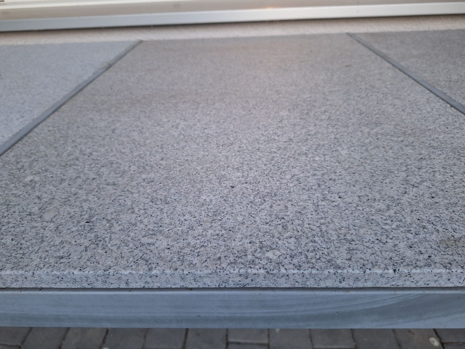 Tavoli: Gartentisch mit Steinplatten – Usato da Chur venduto da dddd94 1