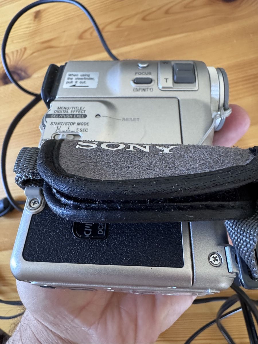 Sony Videocamere: Caméscope Sony Handycam Vision – Usato da Vésenaz venduto da Angela.C3 9