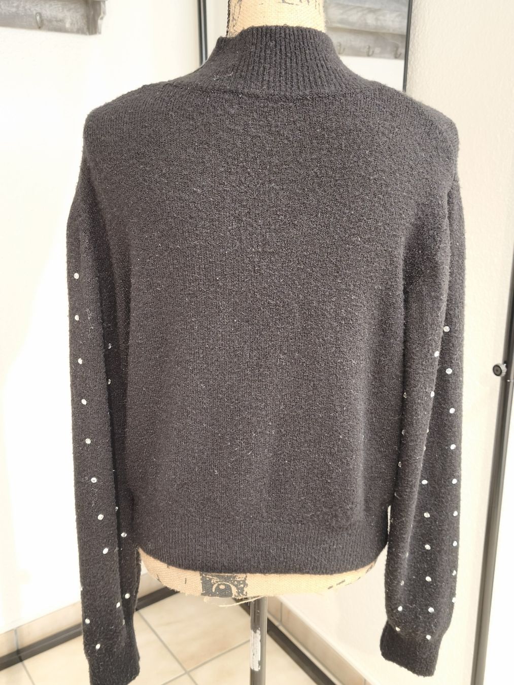 H&M Maglioni & Felpe: Pullover Divided H&M schwarz mit Strass Grösse M – Nuovo (secondo la descrizione) da Emmetten venduto da SecondhandSiska 2