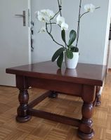 Solider Couchtisch aus Holz